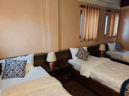 3 twin beds