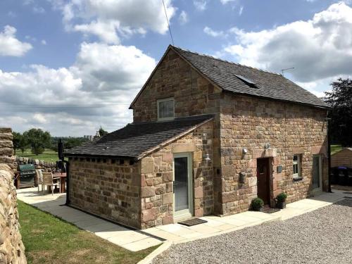 Chic Rustic Barn Conversion sleeps 4 Near Alton Towers, Polar Bears, Peak District