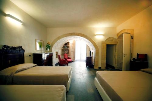 1 king bed, 1 twin bed