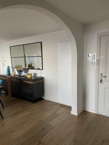 vhod, Appartement avec vue mer panoramique in Mandelieu-la-Napoule Center