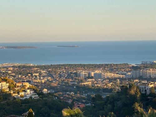razgled, Appartement avec vue mer panoramique in Mandelieu-la-Napoule Center