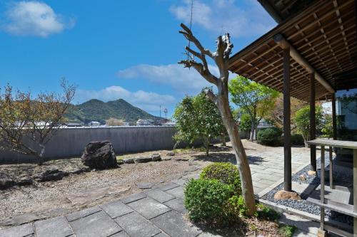 島の風景に溶け込む、日本の伝統旅館「かんなから」