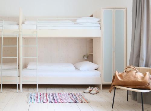 2 bunk beds