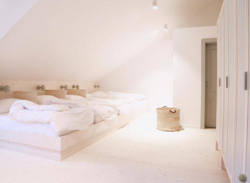 1 queen bed, 3 twin beds