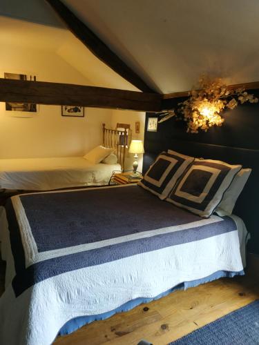 1 queen bed, 1 double bed, 1 twin bed