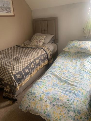 1 double bed, 2 twin beds