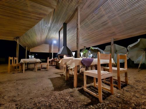 Restaurant, TSIAZOMPANIRY ISLAND LODGE in Mantasoa