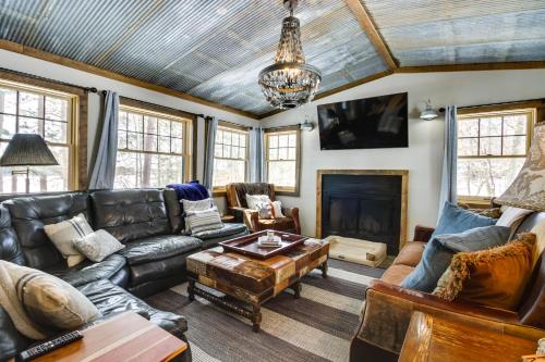 Lakefront Nevis Cabin Escape w/ Hot Tub! in Nevis