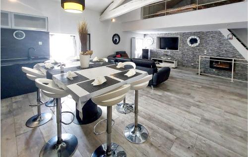 4 Bedroom Awesome Home In Villars - Location saisonnière - Villars