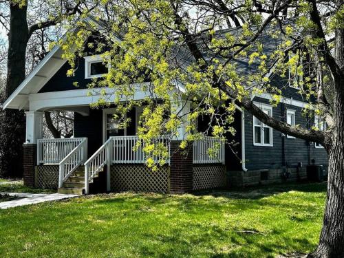Mrs. Hughes Cottage - 2 bedroom House w/ parking