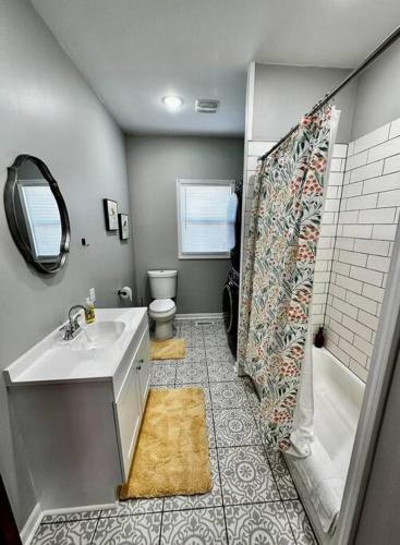 Mrs. Hughes Cottage - 2 bedroom House w/ parking in Hamilton, USA
