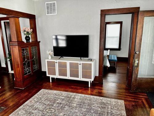 Mrs. Hughes Cottage - 2 bedroom House w/ parking in Hamilton, USA