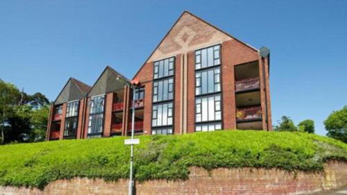 ทัศนียภาพภายนอกโรงแรม, Modern Luxurious Apartment w/ Patio Balcony & View in เบลล์วิว