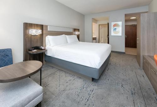 Holiday Inn Express Hotel and Suites Dallas Park Central Northeast in Озеро Хайлендс