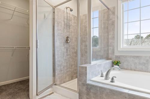 Comfy 5Bed Gem! Fenced Back Yard, Game Room, Free Parking, Snacks, Pet Okay! Comfy 5Bed Gem! Fenced Back Yard, Game Room, Free Parking, Snacks, Pet Okay!