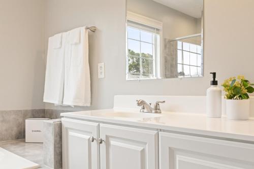 Comfy 5Bed Gem! Fenced Back Yard, Game Room, Free Parking, Snacks, Pet Okay! Comfy 5Bed Gem! Fenced Back Yard, Game Room, Free Parking, Snacks, Pet Okay!