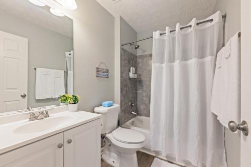 Comfy 5Bed Gem! Fenced Back Yard, Game Room, Free Parking, Snacks, Pet Okay! Comfy 5Bed Gem! Fenced Back Yard, Game Room, Free Parking, Snacks, Pet Okay!