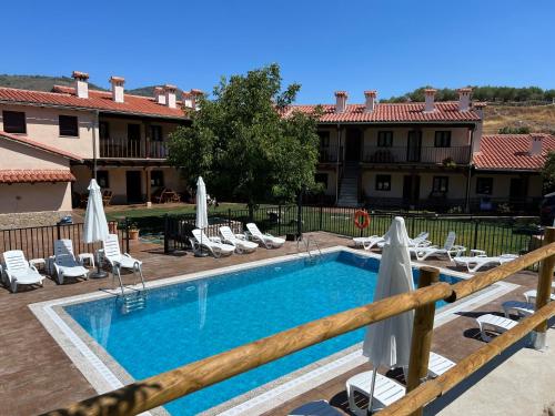 . APARTAMENTOS DOÑA JIMENA DEL AMBROZ 4 Estrellas complejo único en el centro del pueblo