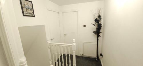 Lovely 3 Bed Home In Glasgow with FREE Parking