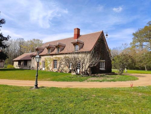 Charnay Mery , une exceptionnelle maison de vacances au calme côté forêt avec piscine - Location saisonnière - Vierzon