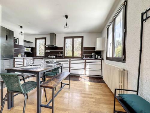 Kitchen, A 6 mns de la station de ski Crozet, proche Geneve in Segny