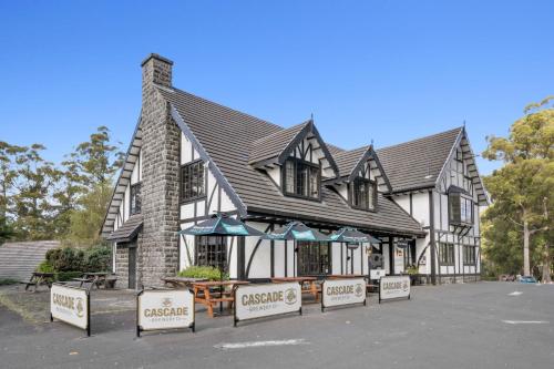 . The Fox and Hounds Historic Hotel