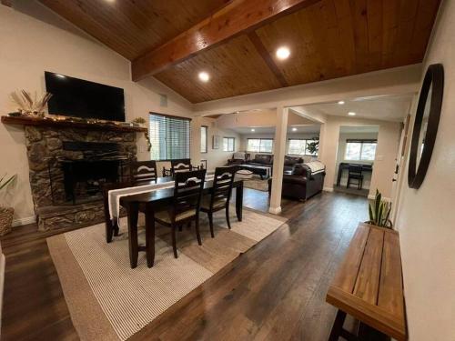 Modern hilltop cabin, 3 miles from Snow Valley in Arrowbear Lake, USA