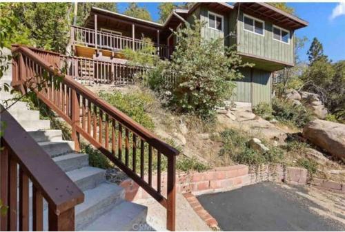 Modern hilltop cabin, 3 miles from Snow Valley