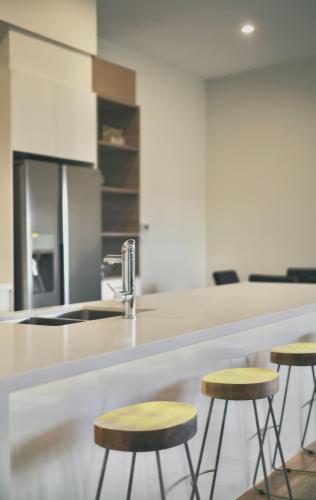 Pinecone Lodge - Luxury 4BR Home l EV Charger l Fire Pit l WiFi l BBQ l 4 Car Garage, Jindabyne (fotografie 5)