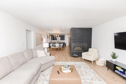 NEW Remodeled Townhome in Central Fargo in Fargo, USA