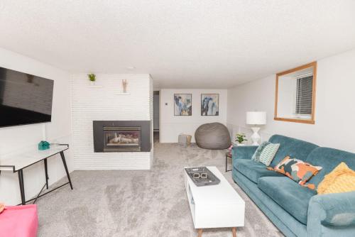 NEW Remodeled Townhome Close to Downtown thumb 2