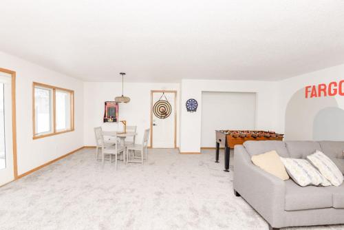 NEW Remodeled Townhome Close to Downtown detail