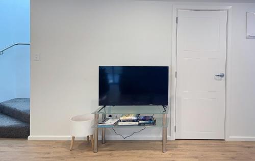 NO PARTY ALLOWED, Entire Brand New 3 bedroom townhouse, free unlimited fibre wifi and free parking NO PARTY ALLOWED, Entire Brand New 3 bedroom townhouse, free unlimited fibre wifi and free parking