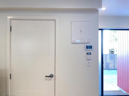 NO PARTY ALLOWED, Entire Brand New 3 bedroom townhouse, free unlimited fibre wifi and free parking NO PARTY ALLOWED, Entire Brand New 3 bedroom townhouse, free unlimited fibre wifi and free parking