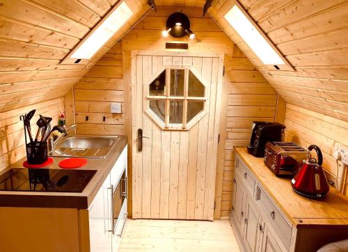 кухня, Seal Cove Cabin - Luxury Glamping in Керндоу