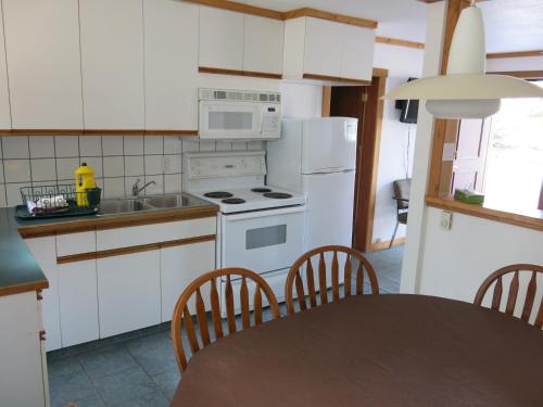 ห้องครัว, Gateway Motel in เรเดียมฮอตสปริง (บริติชโคลัมเบีย)