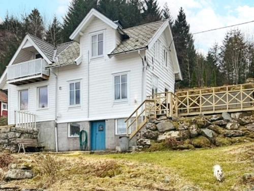 Three-Bedroom Holiday home in Svelgen