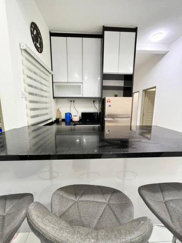 Lily King (modern and comfy) Lily King (modern and comfy)