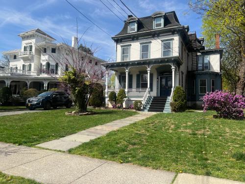 1 Br Private Victorian Apt in convenient City location on 5 acre, sleeps 4 in Poughkeepsie, USA