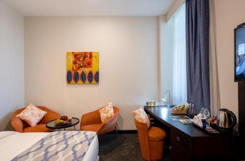 Deluxe Room Queen image 7
