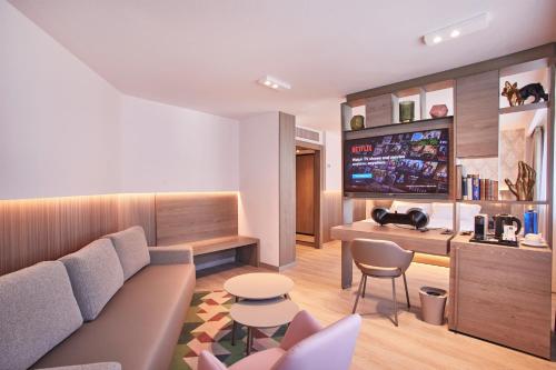 2 twin beds, 1 sofa bed