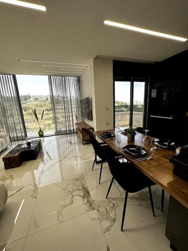 Stylish and spacious 3BR apartment in the heart of Jerusalem! اهلا وسهلا