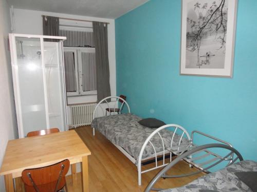 1 double bed, 1 twin bed