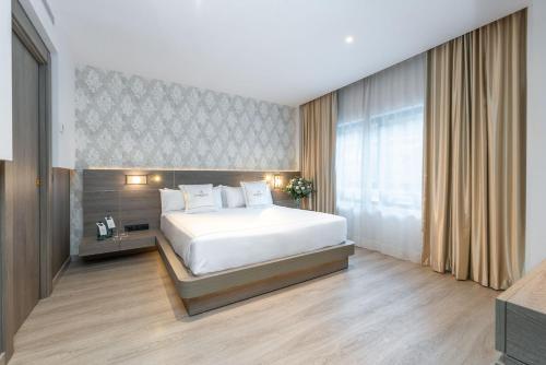 1 queen bed, 1 sofa bed