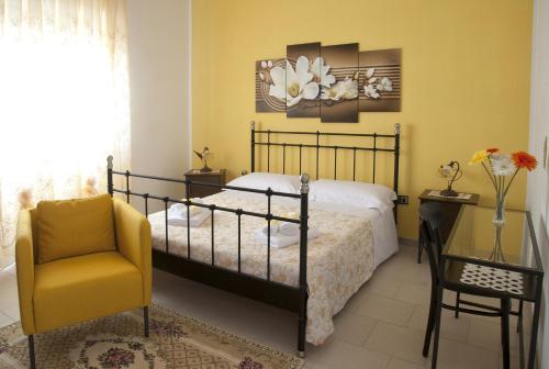 1 queen bed, 1 twin bed