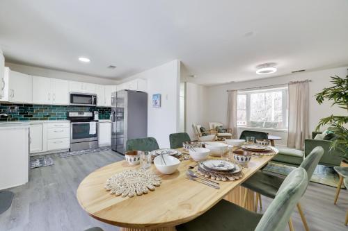 köök, Stunning Poconos Villa- Hot Tub, Pool, Game Room, BBQ & more in Marshalls Creek