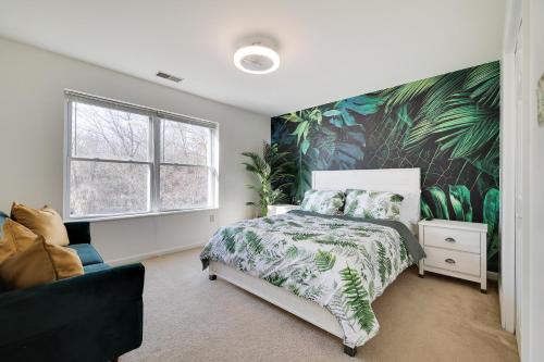 Stunning Poconos Villa- Hot Tub, Pool, Game Room, BBQ & more in Marshalls Creek