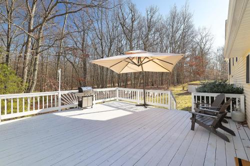 Aed, Stunning Poconos Villa- Hot Tub, Pool, Game Room, BBQ & more in Marshalls Creek