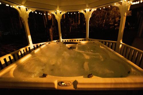 Kümblustünn, Stunning Poconos Villa- Hot Tub, Pool, Game Room, BBQ & more in Marshalls Creek