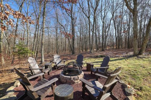 Aed, Stunning Poconos Villa- Hot Tub, Pool, Game Room, BBQ & more in Marshalls Creek